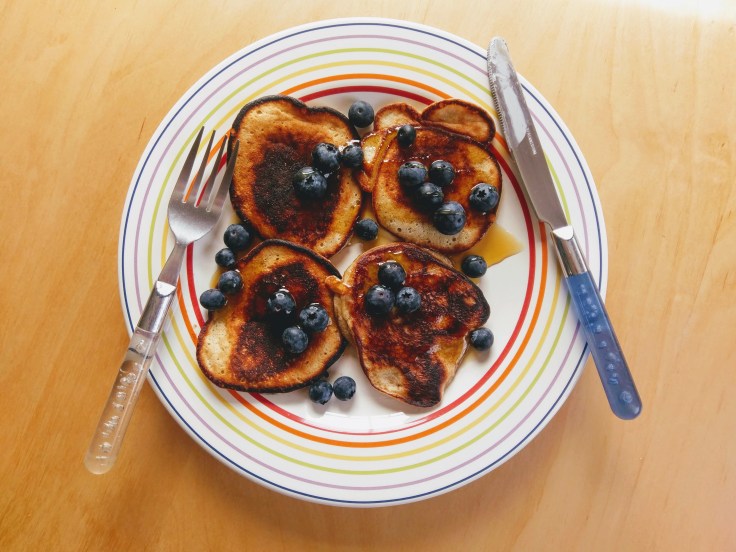 banana-pancakes-blueberries